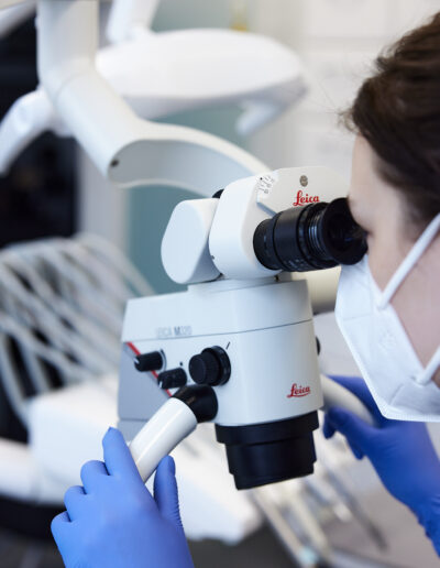 Leczenie zębów pod mikroskopem w gabinecie Stomatologii Bamberski Dwór w Poznaniu na Jeżycach.