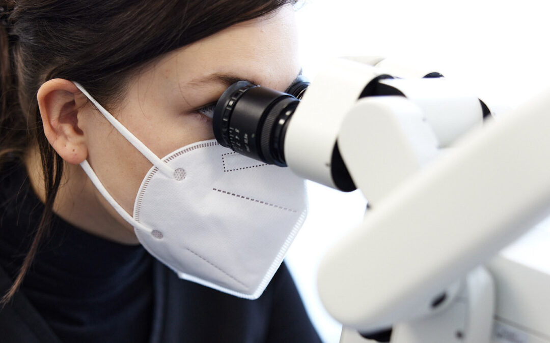 Nowoczesne leczenie kanałowe pod mikroskopem – precyzja, która pozwala uratować ząb na lata.